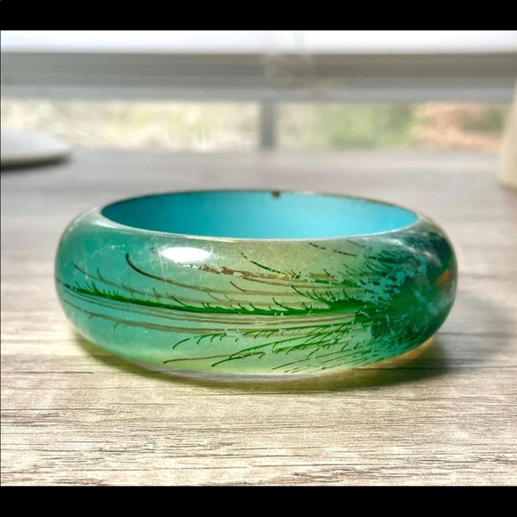VTG 1960’s “PEACOCK” PERSPEX LUCITE CHUNKY BANGLE BRACELET w/ PAINTED DETAILS - Picture 2 of 12